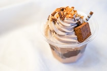 チョコ好き必見！ローソンの「濃深生チョコパフェ」を食べてみた