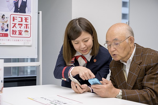 もう親にスマホの使い方を教えなくてOK?無料のスマホ教室ってなんだ?