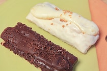 冷やすのがおすすめ！ローソン「サックリチョコパイ」2種を食べてみた