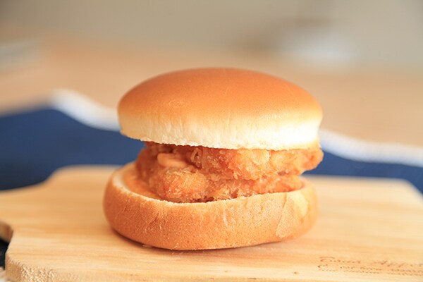 ファミマの「ダブル海老カツバーガー」がプリプリ&ボリューミー