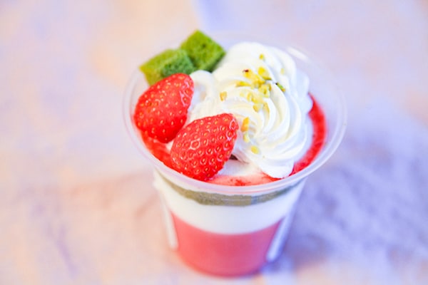 【ファミマ】ひなまつりカラーの「いちごパフェ」が甘酸っぱくておいしい♪