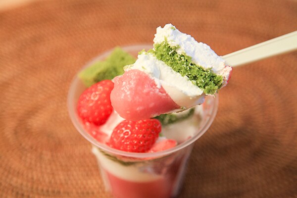 【ファミマ】ひなまつりカラーの「いちごパフェ」が甘酸っぱくておいしい♪