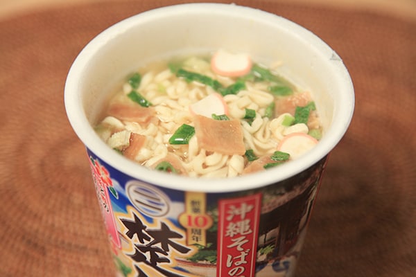 沖縄の名店の味をファミマで!? 沖縄そばのカップ麺が登場!