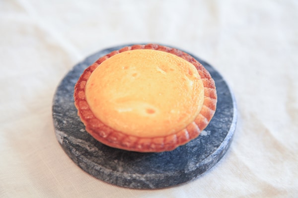 さらに食べやすくなった!?ファミマの「焼きチーズタルト」がリニューアル♪