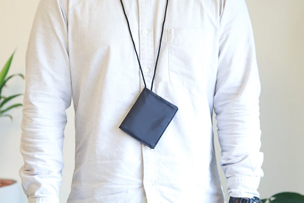 シンプルで使いやすい!ちょっとしたおでかけには無印の「撥水ネックウォレット」
