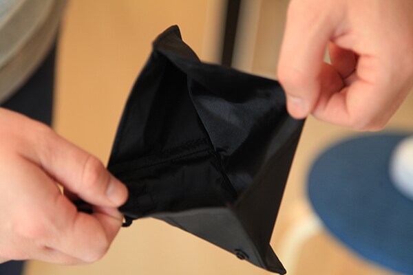 シンプルで使いやすい!ちょっとしたおでかけには無印の「撥水ネックウォレット」