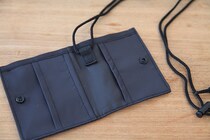シンプルで使いやすい！ちょっとしたおでかけには無印の「撥水ネックウォレット」
