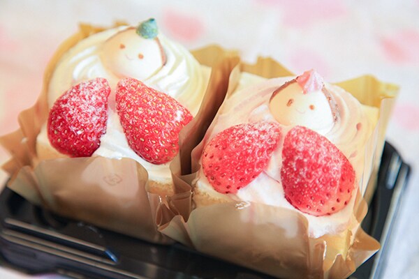 食べるひな人形!?「ひなまつり 2色の苺ケーキ」がウマかわいい♪
