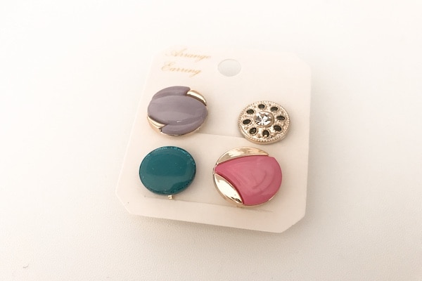 3COINSの「ボタンモチーフイヤリング」は高見え確実!