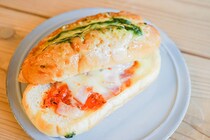 ファミマ「ピザドッグ」に新作登場！今回はマルゲリータ風ですって！