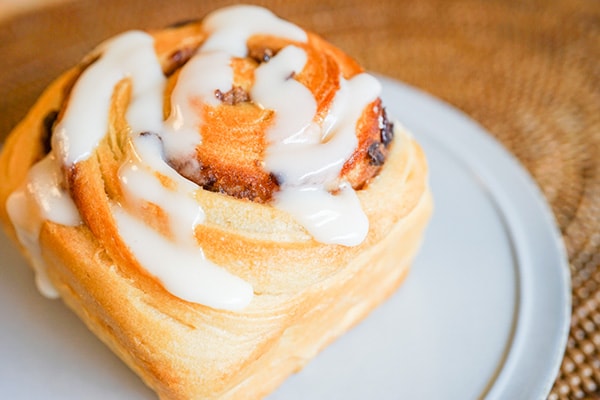 カルディ大人気商品「シナモンロール」に小豆餡フレーバー登場！