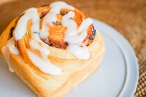 カルディ大人気商品「シナモンロール」に小豆餡フレーバー登場！