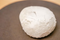 【ファミマ】182円で買える「いちごチョコ大福」は幸せの味♪