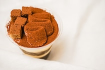 ファミマの新作スイーツ「ティラミスパフェ」はビターなおいしさ