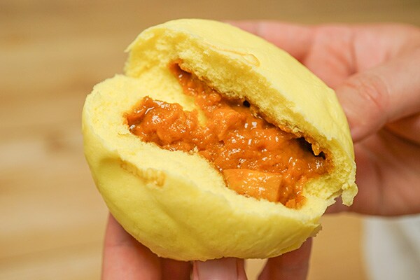 【数量限定】ファミマの「バターチキンカレーまん」は本格派