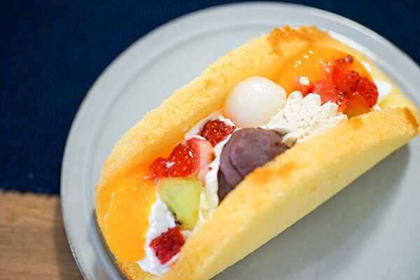 ローソン新商品「ふわふわあんみつ風オムレット」がめちゃウマい！