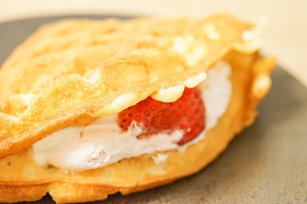 ファミマの「ふんわりワッフルいちご」がすんごく美味しい！