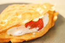 ファミマの「ふんわりワッフルいちご」がすんごく美味しい！