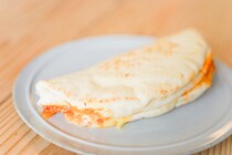 ピリ辛とろける♪ ファミマの「ピザサンド ハバネロチーズ」