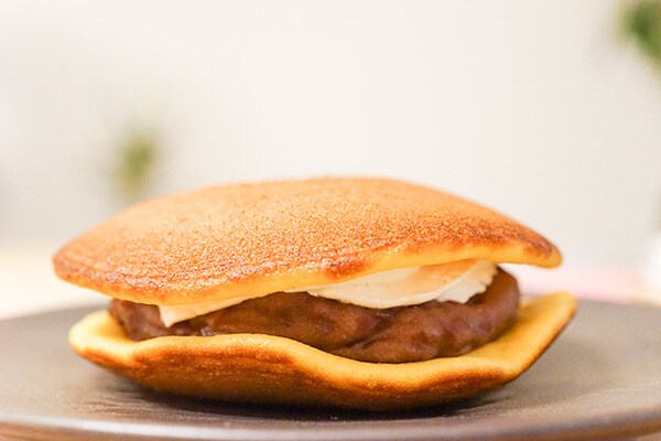 ファミマの「ふわっと生地の生どら焼」は小豆を堪能できる！