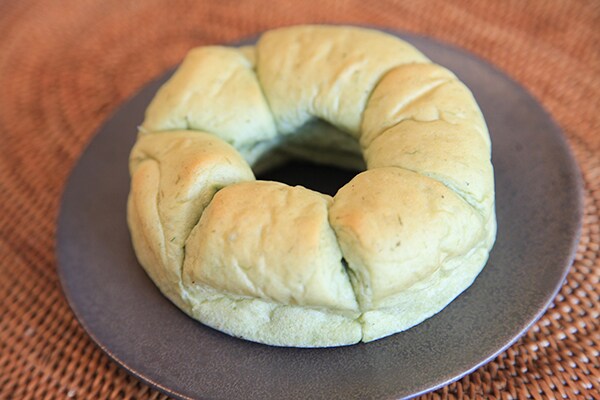 風味よし!ファミマの「よもぎぱん」2種で爽やかな春気分