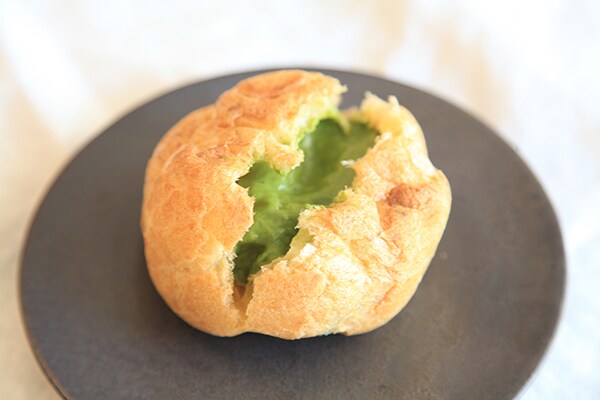 抹茶好き歓喜!? ファミマの「旨み抹茶のシュークリーム」が苦くておいしい