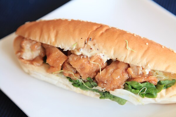 ズッシリ・ガッツリ!ファミマ「ごまこっぺ 唐揚マヨ」は食べ応えあり!