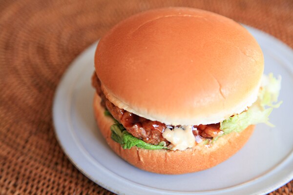 甘辛だれが食欲そそる!ファミマの「チキン南蛮バーガー」は大満足のおいしさ