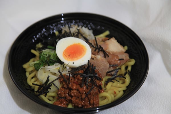 ピリ辛で箸が進む!ファミマの「台湾風まぜそば」はスルッと食べられる!