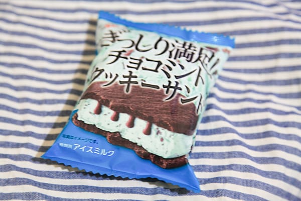 【数量限定】ファミマ「ぎっしり満足！チョコミントクッキーサンド」に大満足！