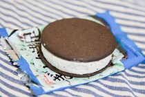 【数量限定】ファミマ「ぎっしり満足！チョコミントクッキーサンド」に大満足！