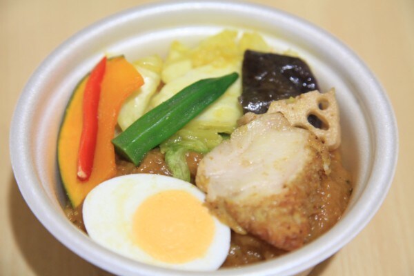 ファミマの「野菜とチキンのスープカレー」は具材がゴロゴロでウマ～！