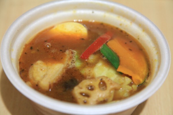 ファミマの「野菜とチキンのスープカレー」は具材がゴロゴロでウマ～！