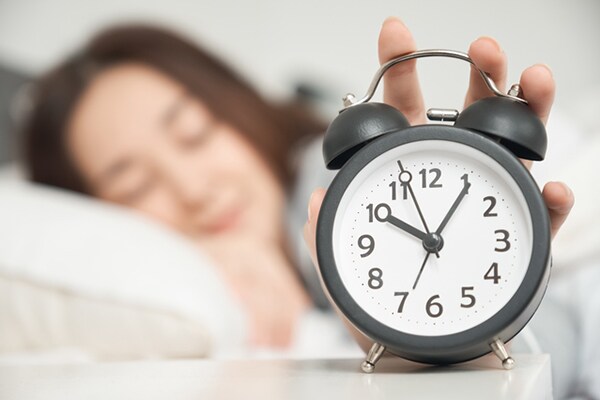 【寝坊対策】目覚まし時計をセットする数はどれくらい?