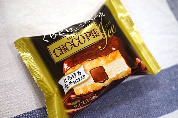 【数量限定】ファミマでロッテの「チョコパイ」のアイスを買えるゾ！