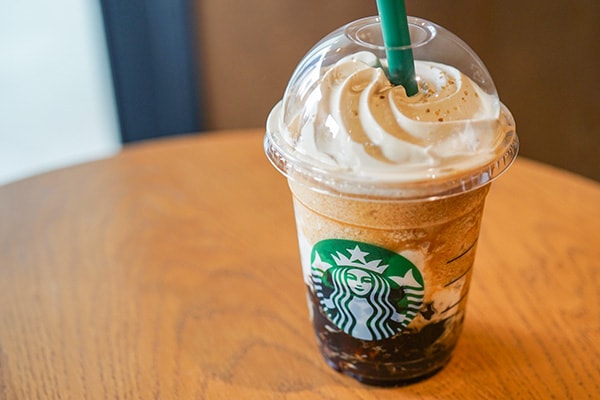 【スタバ新作】コーヒーのビターな味を堪能できるフラペチーノとは?
