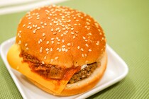 セブンなら310円で本格的なハンバーガーを食べられるのです！