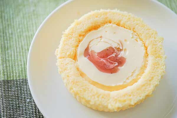 いつもとはちょっと違う！ローソンの「かすたーど苺ロールケーキ」