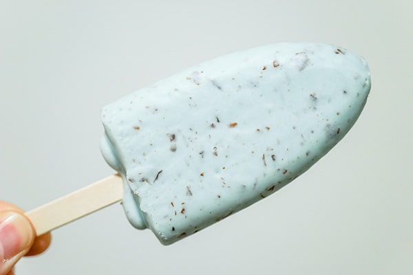 喉までスースー！セブンの強烈な「チョコミントバー」に賛否