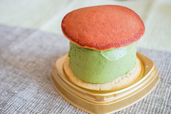 意外とあっさり食べられる！セブンの「たっぷり抹茶くりぃむ生どら焼」