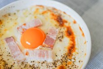 カルボ好き必見！セブンの「カルボナーラ風ドリア」はとろ～り美味