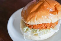 オニオングラタンスープ風!? ローソンの「コロッケバーガー」とは？