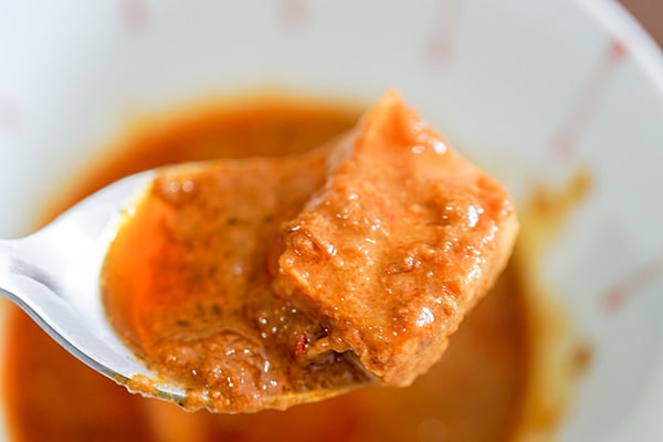 成城石井の「ポークビンダルー」は酸味と辛味が特長でした!