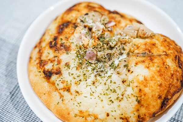 セブンの「えりんぎと舞茸のもっちりピザパン」はリピ確です