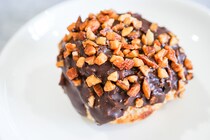 ローソンの「ザクザクチョコシュー」は食感が最高でした