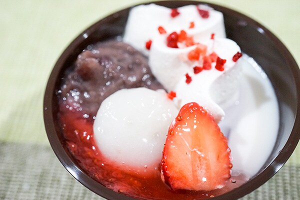 白玉、粒あん、寒天etc…いろいろ楽しめるローソンの「苺ミルクの和ぱふぇ」