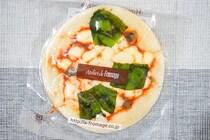 小ぶりで食べやすい！明治屋の「ナポリピザ」とは？