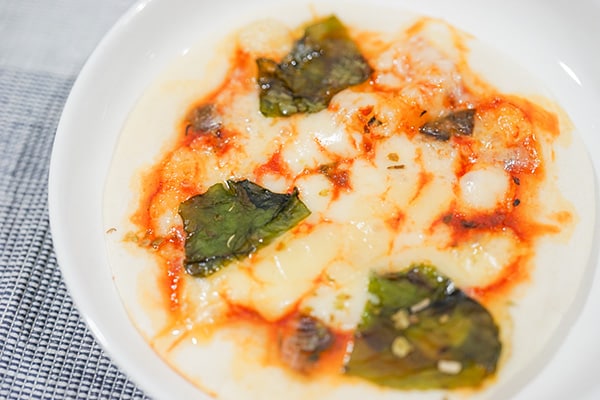 小ぶりで食べやすい!明治屋の「ナポリピザ」とは?