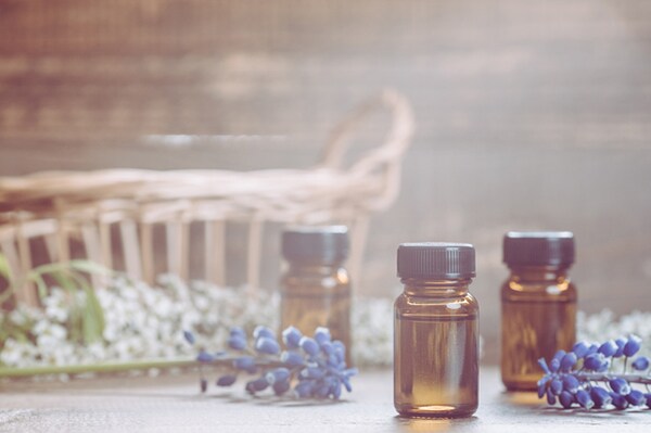 お部屋がまるで高級ホテルのような香りに!アロマでリードディフューザーをDIY!