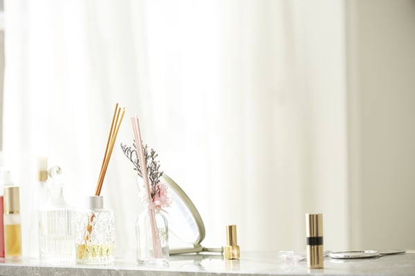 お部屋がまるで高級ホテルのような香りに!アロマでリードディフューザーをDIY!